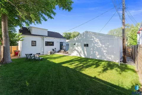 Exterior - 529 E 20th St, Sioux Falls, SD 57105 photo 5 of 13