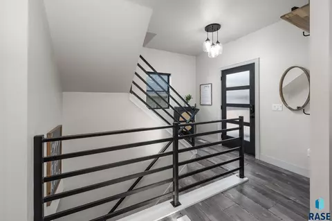 Entry Way - 529 E 20th St, Sioux Falls, SD 57105 photo 2 of 3