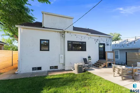 Exterior - 529 E 20th St, Sioux Falls, SD 57105 photo 6 of 13