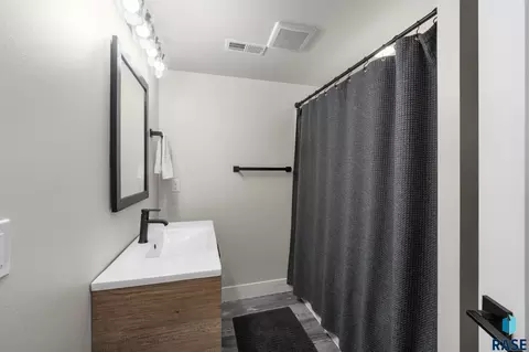 Bath - 529 E 20th St, Sioux Falls, SD 57105 photo 11 of 11
