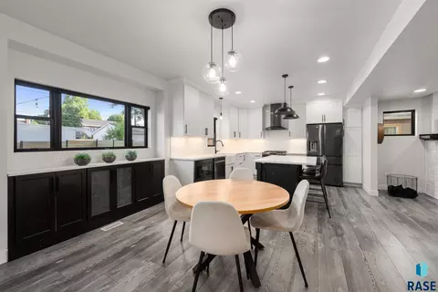 Dining - 529 E 20th St, Sioux Falls, SD 57105 photo 1 of 2