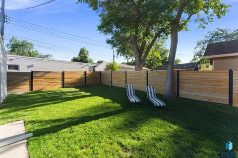 Exterior - 529 E 20th St, Sioux Falls, SD 57105 photo 10 of 13