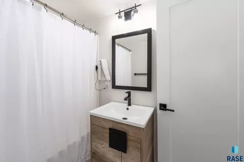 Bath - 529 E 20th St, Sioux Falls, SD 57105 photo 10 of 11