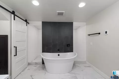 Bath - 529 E 20th St, Sioux Falls, SD 57105 photo 3 of 11