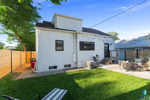Exterior - 529 E 20th St, Sioux Falls, SD 57105 photo 4 of 13