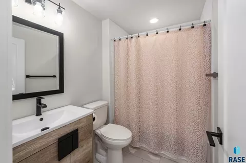 Bath - 529 E 20th St, Sioux Falls, SD 57105 photo 1 of 11