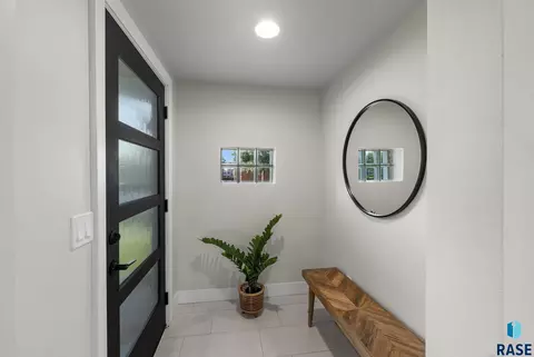 Entry Way - 529 E 20th St, Sioux Falls, SD 57105 photo 1 of 3