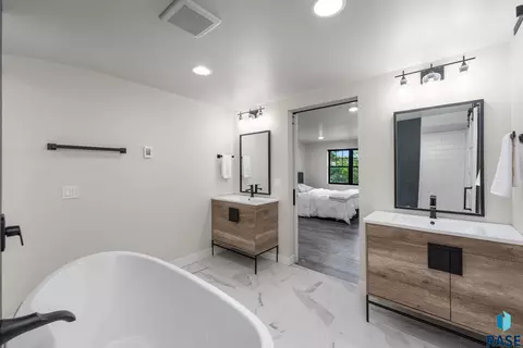 Bath - 529 E 20th St, Sioux Falls, SD 57105 photo 6 of 11