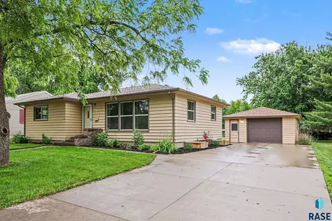712 N Summit Ave, Madison, SD 57042