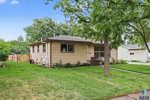 Exterior - 712 N Summit Ave, Madison, SD 57042 photo 3 of 4