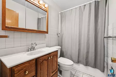 Bath - 712 N Summit Ave, Madison, SD 57042 photo 1 of 1