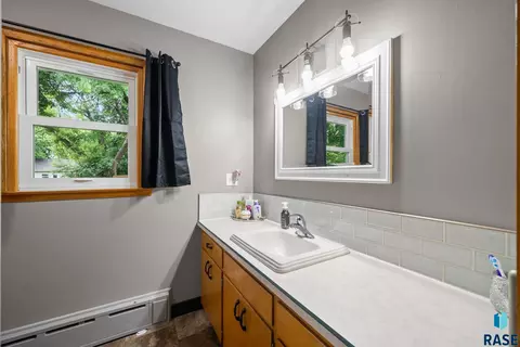 Bath - 805 N Dakota St, Canton, SD 57013 photo 2 of 4