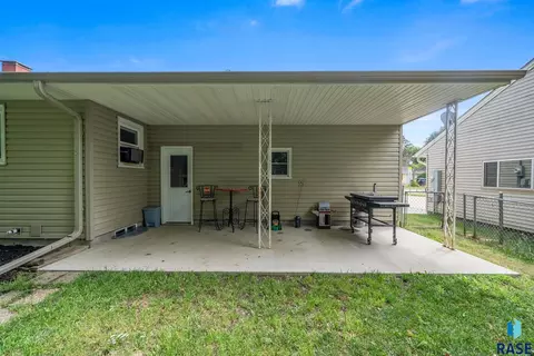 Exterior - 805 N Dakota St, Canton, SD 57013 photo 2 of 8