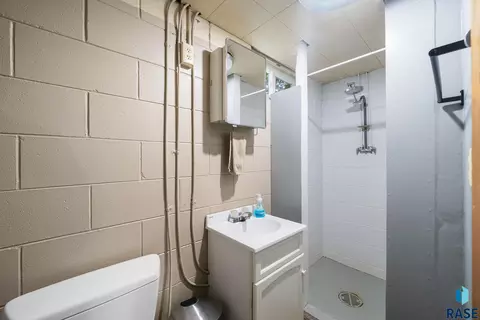 Bath - 805 N Dakota St, Canton, SD 57013 photo 4 of 4