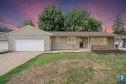 805 N Dakota St, Canton, SD 57013