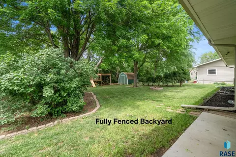 Exterior - 805 N Dakota St, Canton, SD 57013 photo 1 of 8
