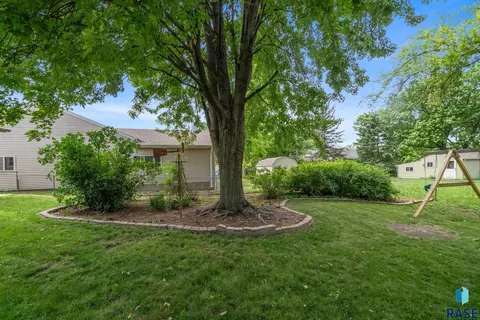 Exterior - 805 N Dakota St, Canton, SD 57013 photo 3 of 8
