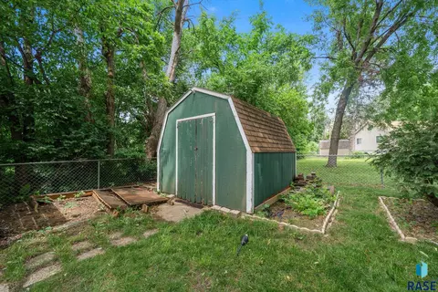 Exterior - 805 N Dakota St, Canton, SD 57013 photo 6 of 8