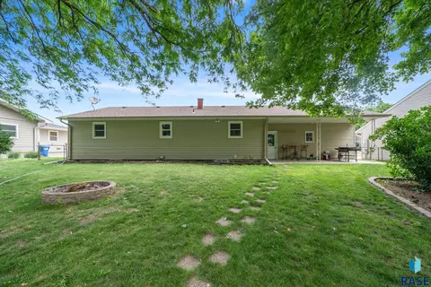 Exterior - 805 N Dakota St, Canton, SD 57013 photo 5 of 8