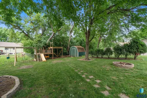 Exterior - 805 N Dakota St, Canton, SD 57013 photo 4 of 8