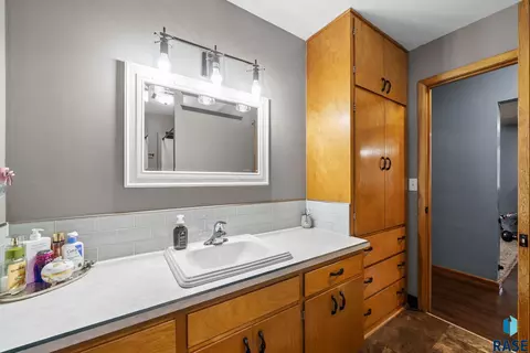 Bath - 805 N Dakota St, Canton, SD 57013 photo 1 of 4