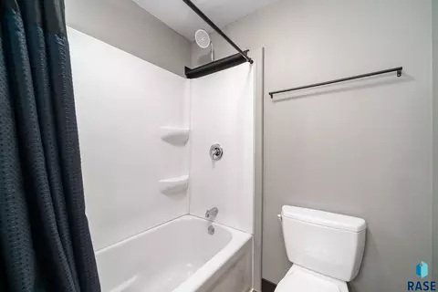 Bath - 805 N Dakota St, Canton, SD 57013 photo 3 of 4