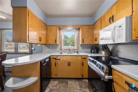 Kitchen - 805 N Dakota St, Canton, SD 57013 photo 2 of 2