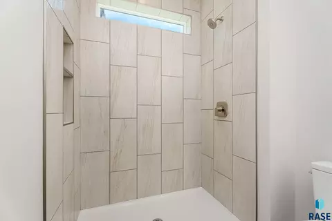 Bath - 908 S Tinley Ave, Brandon, SD 57005 photo 3 of 4