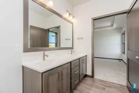 Bath - 908 S Tinley Ave, Brandon, SD 57005 photo 2 of 4