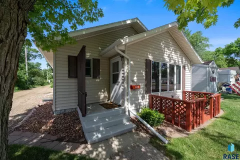 913 N Rowley St, Mitchell, SD 57301