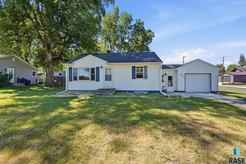 901 E 4th St, Garretson, SD 57030