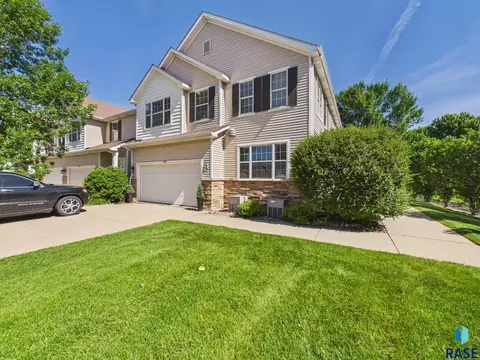 5518 Sandra Dr, Sioux Falls, SD 57108