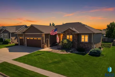 2405 S Durango Cir, Sioux Falls, SD 57110