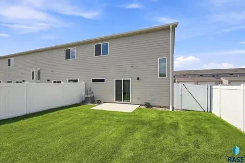 Exterior - 3500 S Chalice Pl, Sioux Falls, SD 57106 photo 2 of 4