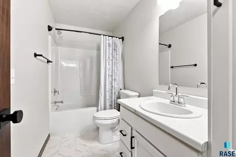 Bath - 3500 S Chalice Pl, Sioux Falls, SD 57106 photo 2 of 3