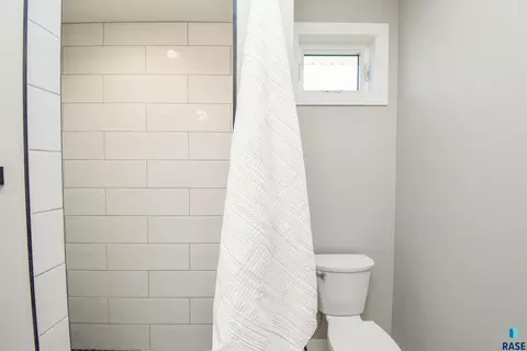 Bath - 520 Quartzite Ave, Tea, SD 57064 photo 2 of 4