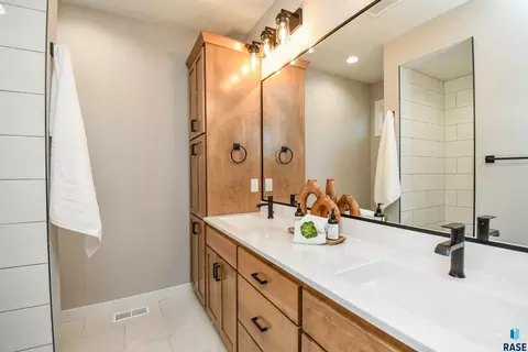 Bath - 520 Quartzite Ave, Tea, SD 57064 photo 1 of 4