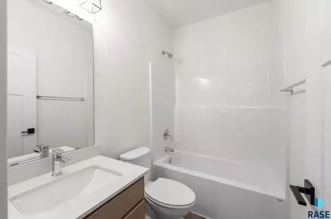 Bath - 6608 W Gresford Pl, Sioux Falls, SD 57106 photo 1 of 3