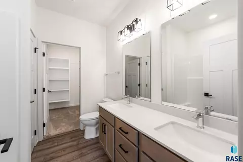 Bath - 6608 W Gresford Pl, Sioux Falls, SD 57106 photo 2 of 3