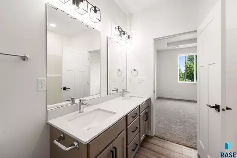 Bath - 6608 W Gresford Pl, Sioux Falls, SD 57106 photo 3 of 3