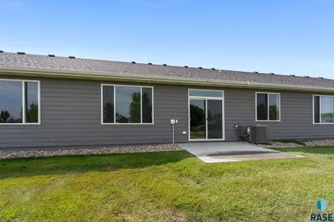 Exterior - 6608 W Gresford Pl, Sioux Falls, SD 57106 photo 4 of 4