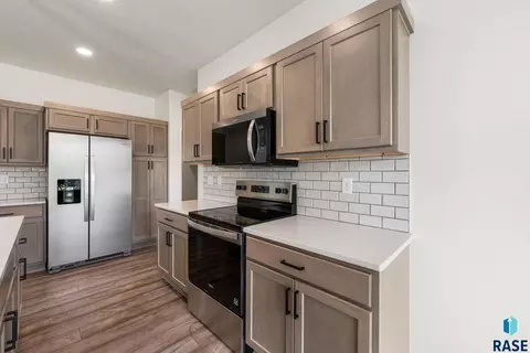 Kitchen - 6608 W Gresford Pl, Sioux Falls, SD 57106 photo 3 of 5