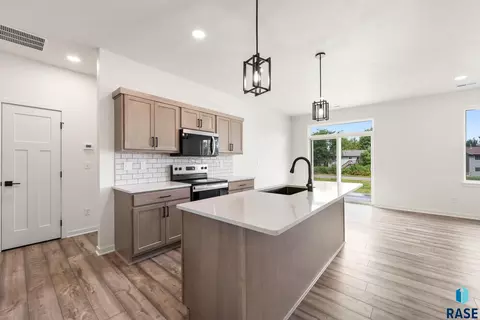 Kitchen - 6608 W Gresford Pl, Sioux Falls, SD 57106 photo 5 of 5