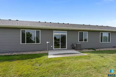 Exterior - 6608 W Gresford Pl, Sioux Falls, SD 57106 photo 3 of 4