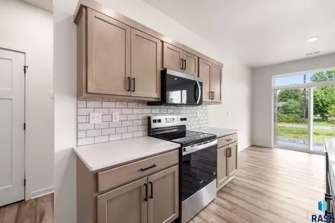 Kitchen - 6608 W Gresford Pl, Sioux Falls, SD 57106 photo 4 of 5