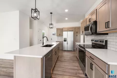 Kitchen - 6608 W Gresford Pl, Sioux Falls, SD 57106 photo 2 of 5