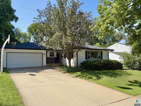 2505 W Oak St, Sioux Falls, SD 57105