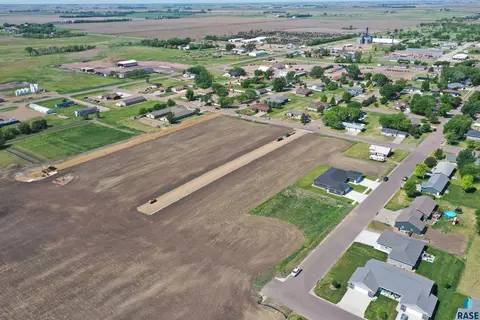 208 Colonial Dr, Salem, SD 57058 photo 3