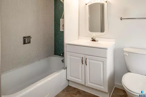 Bath - 713 29th St, Sioux Falls, SD 57105 photo 1 of 1