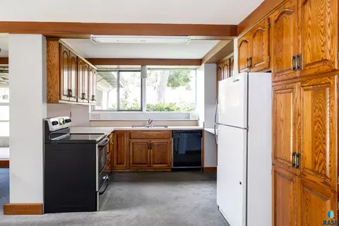 Kitchen - 713 29th St, Sioux Falls, SD 57105 photo 2 of 2